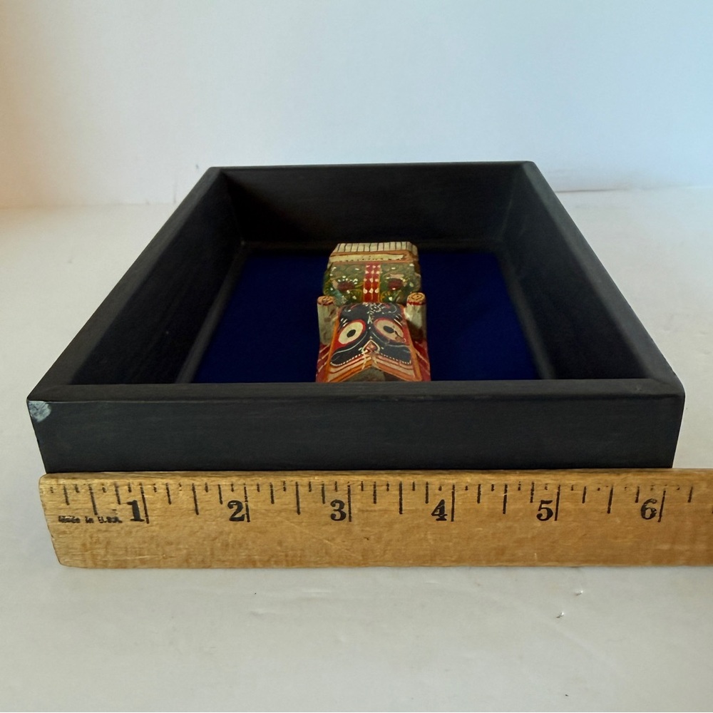 Vintage Framed Hand-Carved Jagannath Wooden Figurine from India Blue Velvet - Picture 13 of 15